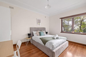 Boutique Queen Room - Nearby Transport & Shops